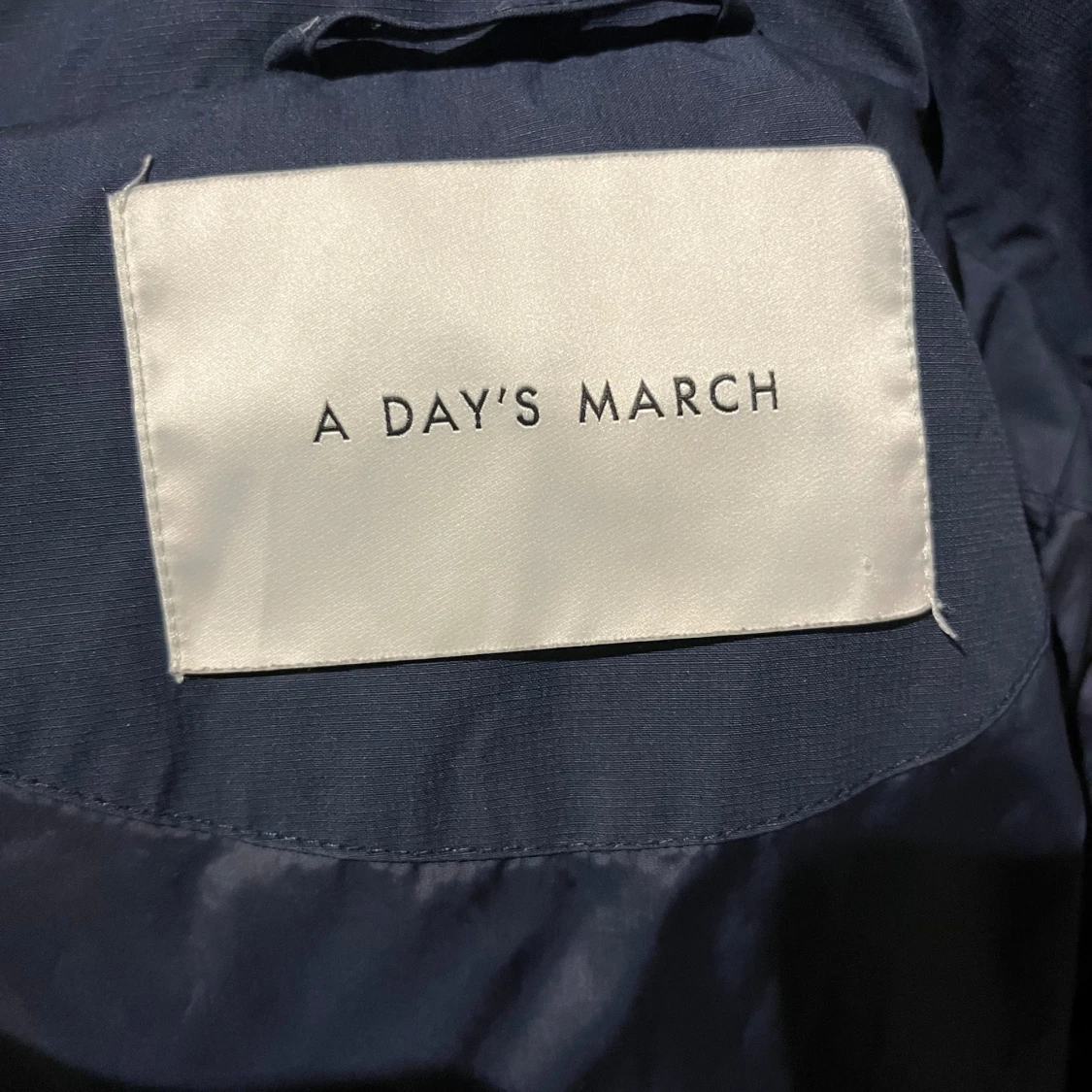 Mörkblå pufferjacka från A Day's March - 1