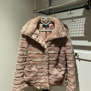 Rosa teddyjacka från KappAhl - Supermjuk teddyjacka i ljusrosa från KappAhl. Jackan har bred krage, knäppning framtill och är helfodrad. Den fluffiga strukturen ger en mysig vibe. Snygg och trendig modell som är lätt att matcha. Size S och funkar M, passar på både hösten🍁och vintern ❄️