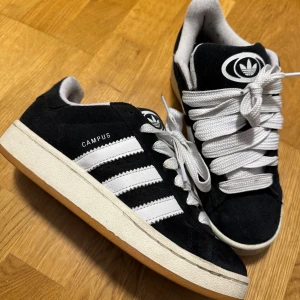 Adidas Campus sneakers svart/vit 38 - Säljer nu mina Adidas Campus sneakers som jag använt 3 gånger, de är sparsamt använda och har inga skador 🖤pris kan diskuteras