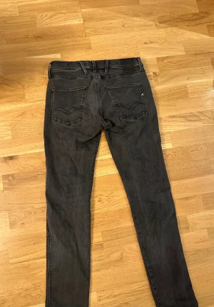 Replay Hyperflex Anbass jeans  - Svarta Replay Hyperflex i modellen Anbass. Storlek W30/L32. Använda men i fint skick!