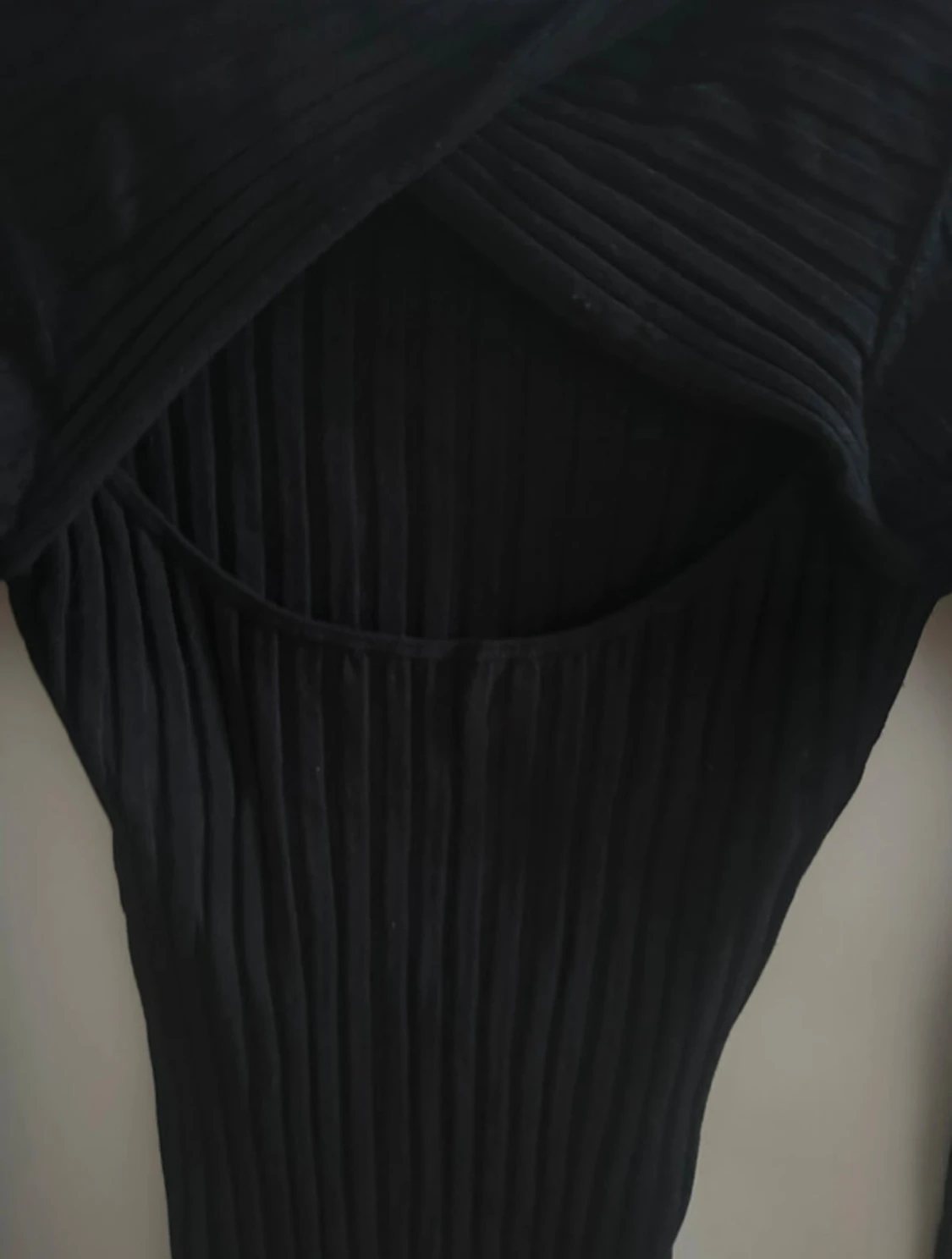 Svart ribbad tröja med öppen rygg - 2