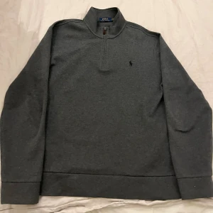 Ralph lauren zip sweatshirt  - Hej, säljer nu min knappt använda Ralph lauren tröja då den inte kommer till någon vidare användning. Den är köpt i USA för cirka 250$ jag säljer den för 800kr (pris kan diskuteras vid snabb affär) storlek L/Large