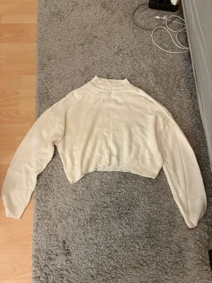 Vit stickad tröja - En stickad vit tröja från H&M i st S, väl använd