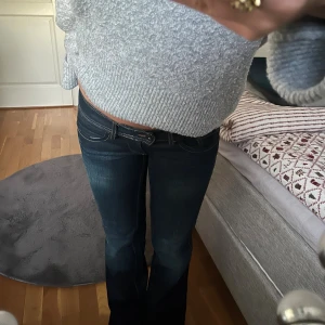 Pepe jeans bootcut  - Snygga mörkblå jeans från pepe jeans med bootcut passform och låg midja. 