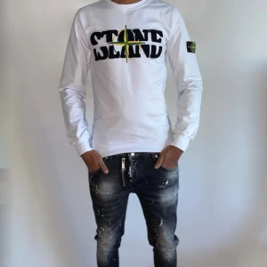 Stone Island tröja XS vit - Helt ny. Fin replika med grym kvalitét. Modellen är 175cm och bär storlek XS på bilderna. Pris: 699kr. Först till kvarn som gäller. Skickas direkt inom 24h