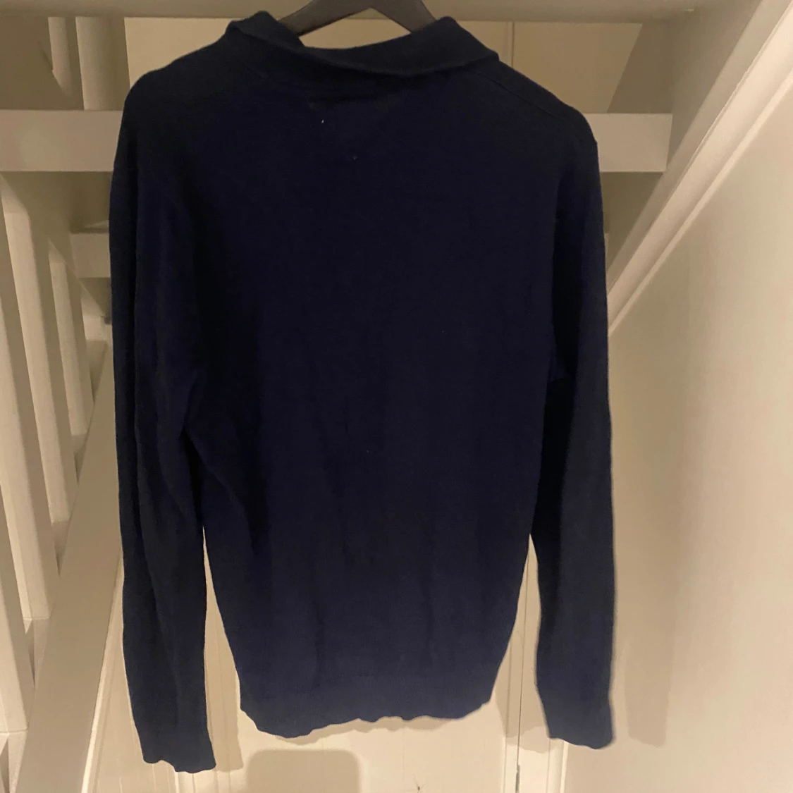 Marinblå stickad tröja med half zip - 1