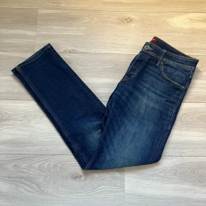 Slim Glenn jeans i mörkblå denim - Slim Glenn jeans från Jack & Jones i mörkblå tvättad denim. Klassisk femficksmodell med snygga kontrastsömmar och smal passform. Perfekt för dig som gillar stilrena och moderna jeans med en slim siluett.