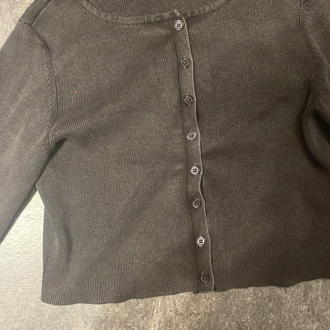 Svart croppad kofta från Stradivarius - 2