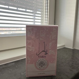 Yara Eau de Parfum - Yara från Lattafa är en parfym med stilren design och trendig känsla. Perfekt för dig som vill sticka ut med något unikt.