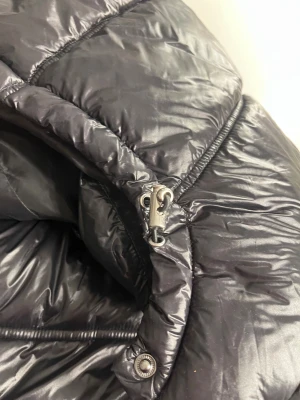 Svart pufferjacka med huva - Säljer en svart vinterjacka från lager 157 i storlek xs. Jag köpte den förra året men jag köpte fel jacka. Jag har nästan aldrig använt den. Dragkedjan är enkel. 