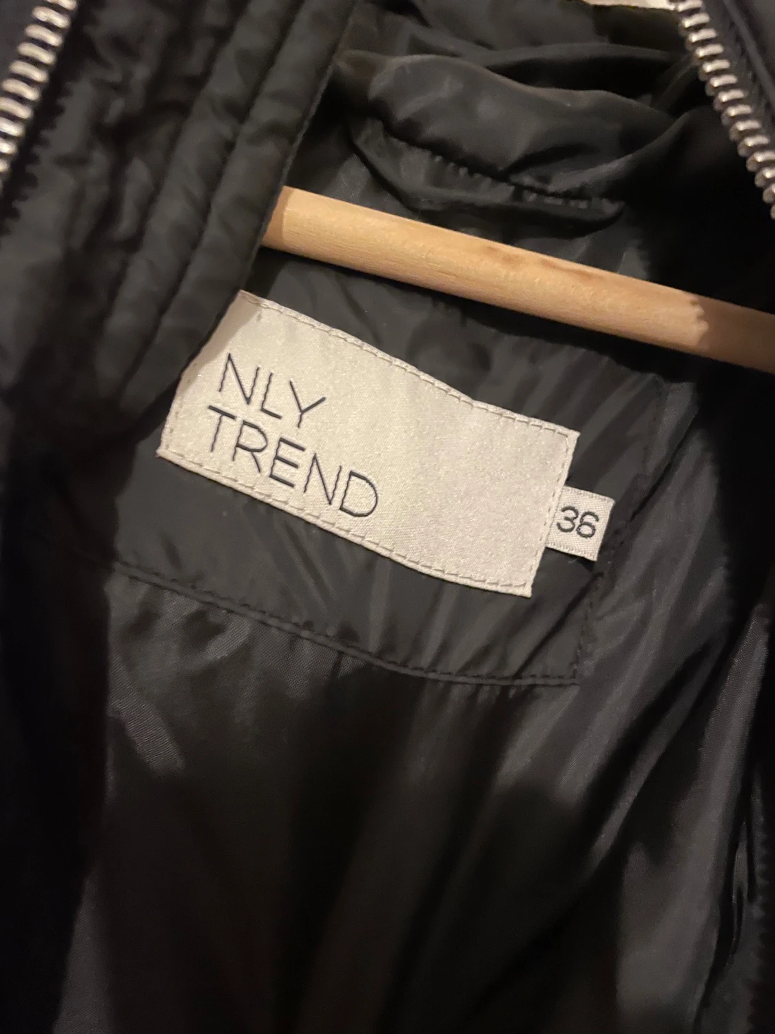 Svart pufferjacka från NLY Trend - 2