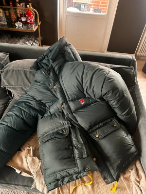 Grön Fjällräven jacka  - Säljer min älskade gröna fjällräven jacka, då jag har köpt en blå! Den är i storlek xxs men skulle säga vanlig xs till och med S. Jackan har inte gått sönder någonstans och kom precis ifrån kemtvätten. Den sitter superfint och är jättevarm! Pris går såklart att diskutera vid snabb affär🫶🏻🫶🏻 Det är bara att skriva om du vill ha mer bilder eller har frågor! 🥰