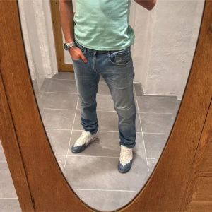 Replay jeans  - Ett par snygga byxor från Replay i storlek W33 L32 i modellen Anbbas 