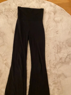 Svarta bootcut byxor från Gina Tricot - Säljer ett par svarta bootcut byxor från Gina Tricot eftersom de är för små. Det har låg midja och stretchigt material. 
