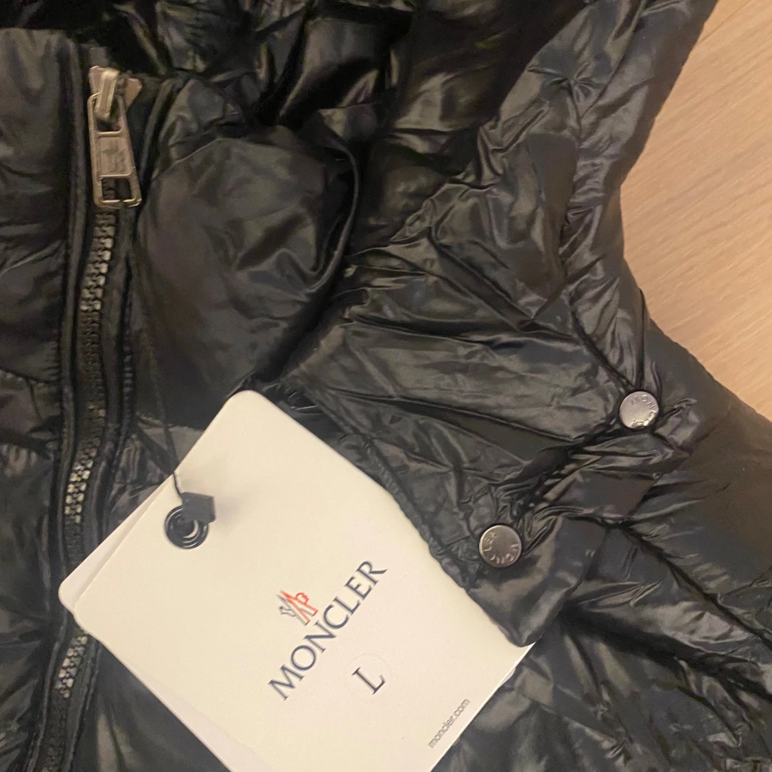 Svart Moncler dunjacka med huva L - 1