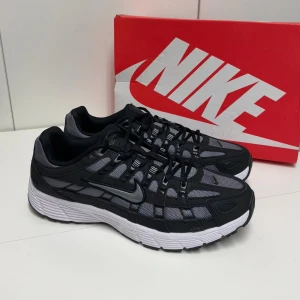 Nike P6000 Skor - Hejsan, säljerett par skor har använt lite. Storlek 44. Postar alltid inom 24h efter köpet. Skriv gärna om du har fler frågor. ÄKT TILL 100%!!!!! Tar emot byten