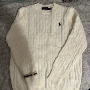 Beige stickad Ralph Lauren tröja - En helt ny stickad Ralph Lauren tröja i storlek S. Du får även med ett beige Dior armband på köpet som passar riktigt bra till tröjan! (Se bild 1 och 3) Skriv vid några frågor 🤝😉