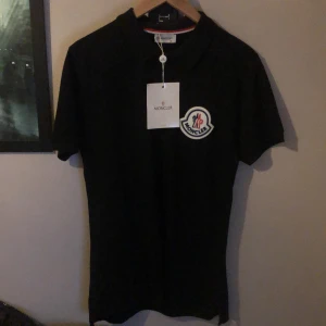 Svart Moncler piké med logga - Snygg svart piké från moncler med klassisk logotyp på bröstet