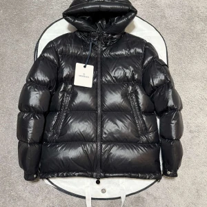 Moncler ecrins  - Moncler ecrins i size 1/s, skick 9/10, dustbag samt tags medföljer vid köp, slutsåld modell går ej att få tag på längre, vid funderingar hör av er.