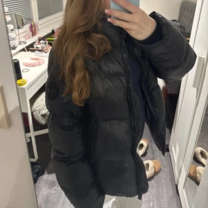 Svart vinterjacka  - Svart 8848 altitude, vinterjacka som har använts en vintersäsong men i väldigt fint skick! Man kan se på sista bilden att dragkedjan har rostat lite, men inget man märker av långt ifrån! Pris kan diskuteras vid snabbköp!