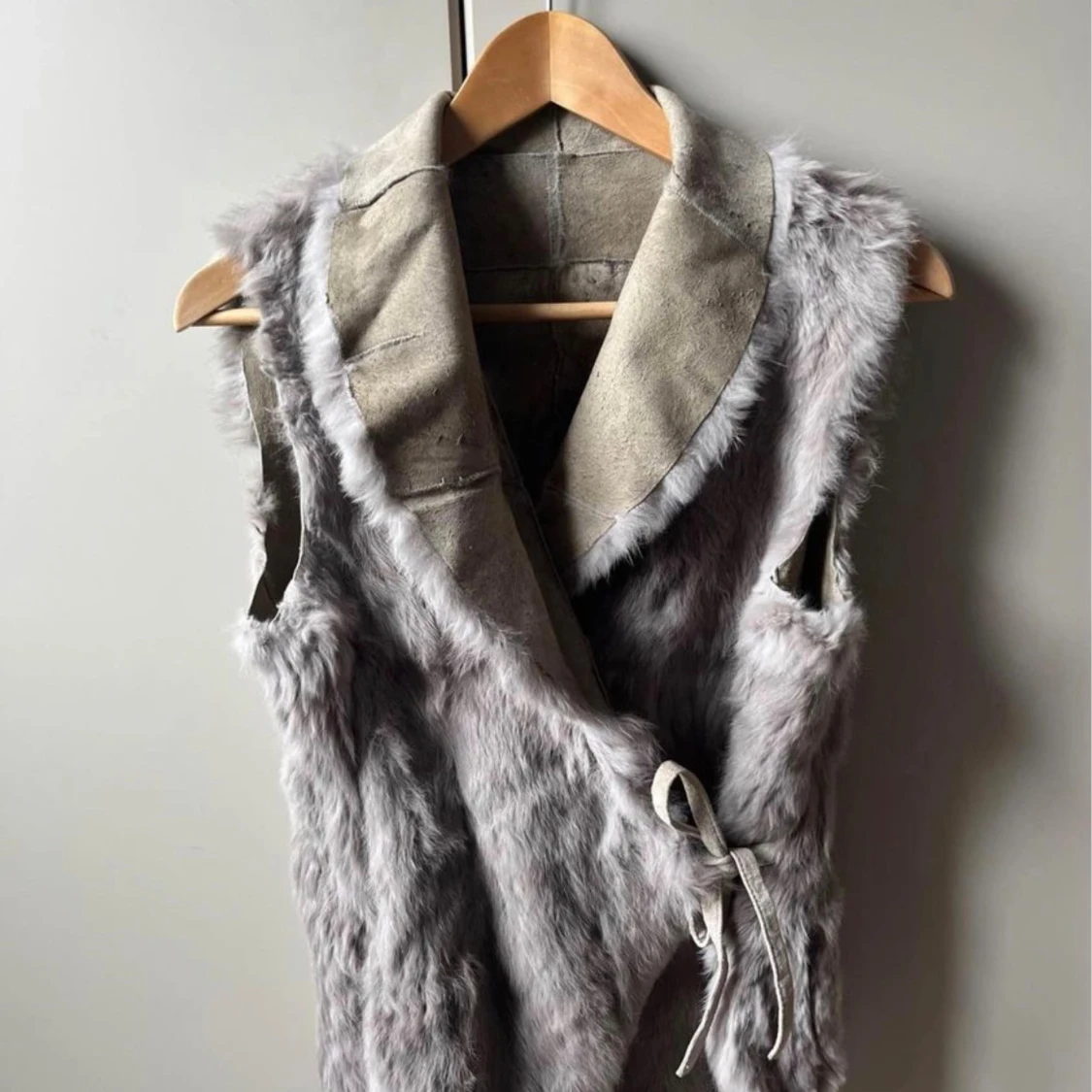 Grå pälsväst med omlott och knyt - 1