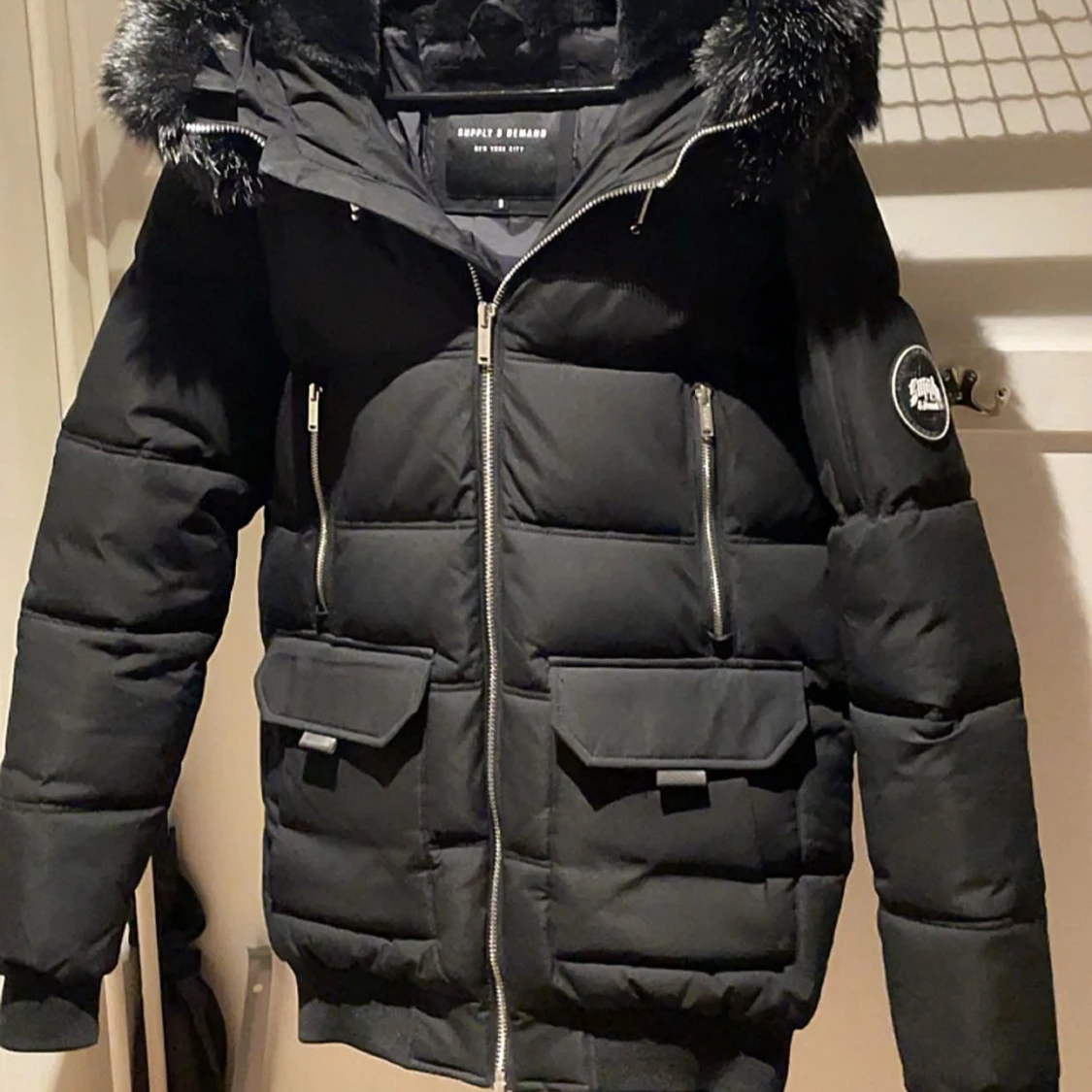 Svart pufferjacka Supply & Demand - 4