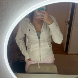 Vit hoodie från Polo Ralph Lauren  - Polo Ralph Lauren hoodie, jätte fin men finns en skarp fläck ( se bild ) den syns knappt när man bär koftan. Annars inga andra defekter.