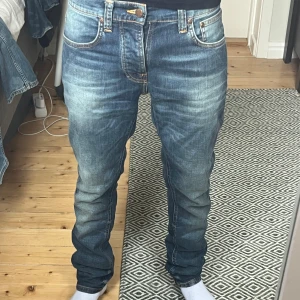 Nudie Grim Tim 28/32 - Säljer ett par feta Nudie jeans i modellen Grim Tim. Mycket bra skick, sköna slitningar. Hör av dig vid ytterligare frågor. //Martin 