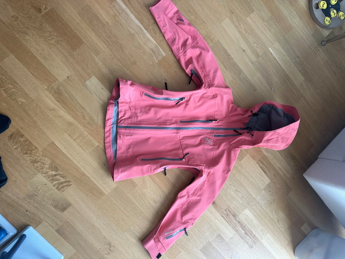 Rosa vindjacka från RevolutionRace