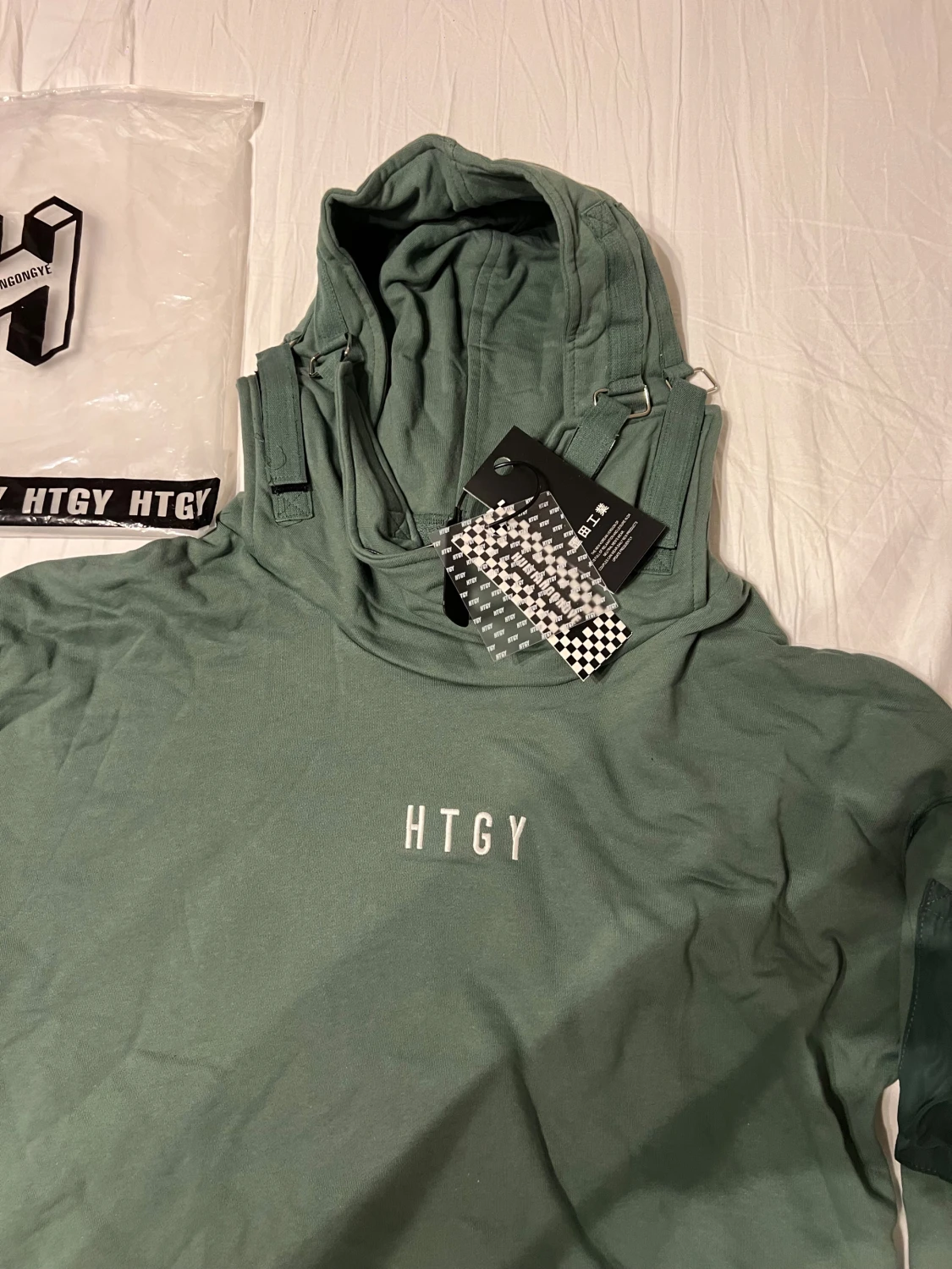 Grön hoodie från HTGY med detaljer - 1