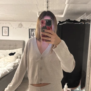 Beige mjukis sett - Super fint mjukissätt från H&M som tyvärr inte kommit till användning mycket bara2-3 gånger. Superskönt och fint att bara ha i skolan eller hemma. Både byxor och kofta är i S, säljs tillsammans som ett sett
