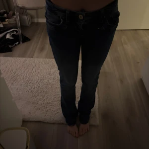 Säljer jätte fina lågmidjade jeans från LTB - Säljer jätte fina lågmidjade jeans från LTB. Säljer på grund av ingen användning. Jeansen har använts en till två gånger där med inga defekter. Storlek 24/32.