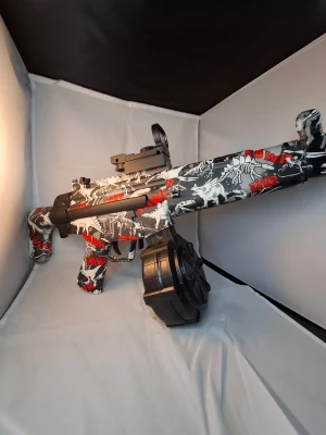 Gel blaster mp1 med custom dinosaurie RAWR camo, trummagasin och rödpunktsikte - Snygg gelblaster mp1 med unikt dinosaurie RAWR camo, trummagasin och extra magasin. Utrustad med rödpunktsikte för bättre precision. Allt i gott skick, inga synliga defekter eller slitage. Perfekt för gelblaster-entusiasten som vill sticka ut på banan.
