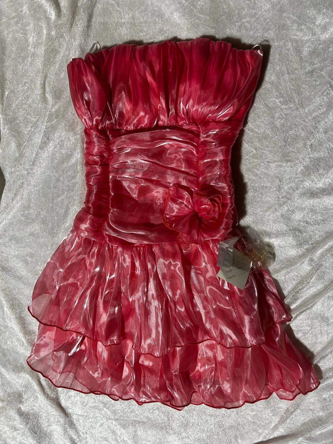 Röd axelbandslös volangklänning - 1