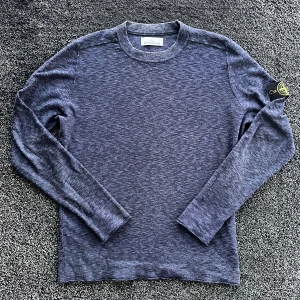 Stone island stickad tröja - Snygg mörkblå långärmad tröja från Stone Island med klassisk rund hals och ikonisk patch på vänster ärm. Materialet är mjukt och stickat, perfekt för dig som gillar stilrena och bekväma plagg. Skick 8/10, Storlek L, äkta.                           Pris går att diskutera✅