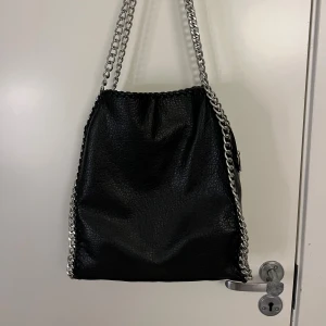 Tiamo väska  - Jättesnygg tiamo väska som är i jättebra och nytt skick! Köpt från scorett, nypris 599kr mitt pris 200kr
