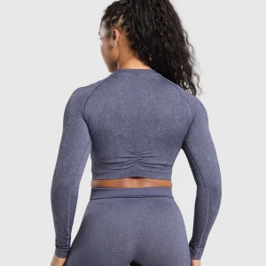 Ljuslila/rosa croppad långärmad topp Gymshark - Supersnygg ljuslila/rosa croppad träningstopp från Gymshark med lång ärm och diskret logga framtill. Toppen har ett tight fit och cool snörningsdetalj i ryggen. Perfekt för gymmet eller sportiga dagar. Materialet är mjukt och stretchigt syntet för maximal komfort. På det första bilderna är på en liknande från gymchark fast i en annan färg, ifall man ville se hur den ser ut på. 