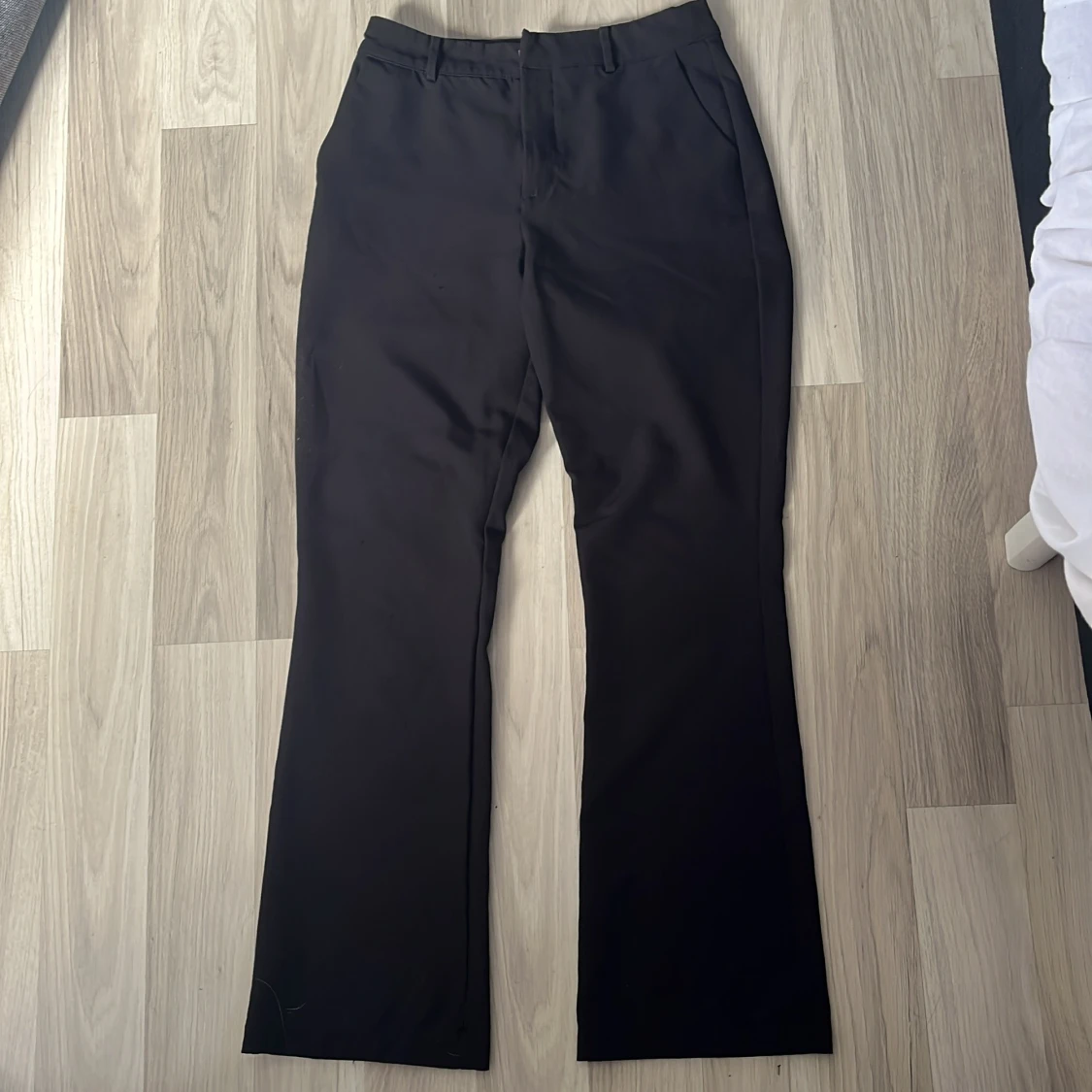 Svarta kostymbyxor från BikBok