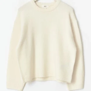 Vit stickad tröja från Gina - Säljer denna fina vita stickade tröjan från Gina. Fint skick! Nypris:400kr. Köp gärna fort så jag kan bli av med allt innan jag flyttar. Postar paket varje dag!❤️❤️