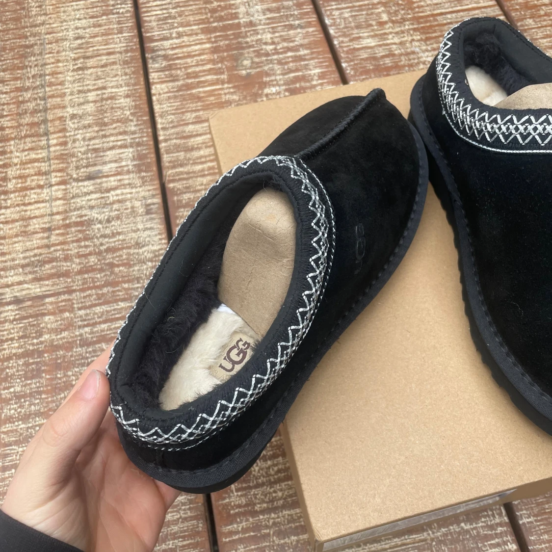 Svarta UGG slip-ons med mönstrad kant - 3