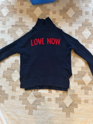 Svart polotröja med röd text - Mörkblå stickad tröja från Zadig Voltaire i storlek S med röd text på ”Love now”. I fint skick. Runt 3000kr ny. Köparen betalar frakt. Postar snabbt ❤️