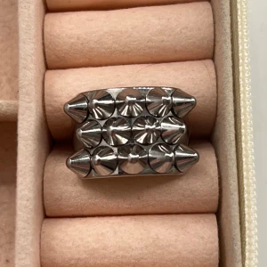 Edblad ring - Supertrendig cool och chunky ring i silverfärgad metall med tydliga nitar och konformade detaljer. Ringen har en bred design som verkligen sticker ut. Storlek 18,5 och säljer då jag har dubbletter❤️Nypris 400 kr!❤️