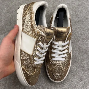 Valentino flycrew guld - Valentino flycrew guld | Skick 8/10 (Några stygn har släppt lite, samt snörena är utbytta) | Strl 38 | Pris 1799 kr | Tillbehör: Inget | Hör av dig om du undrar något!