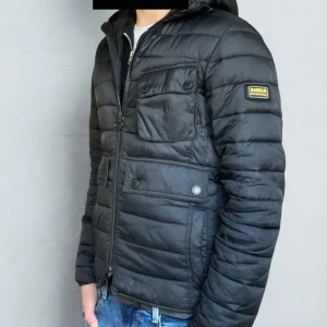 Barbour jacka - Svart Barbour jacka. Den har väldigt bra helhets intryck och inga märkvärdiga defekter. Nypris i Sverige är runt 2400kr. Äkta såklart 