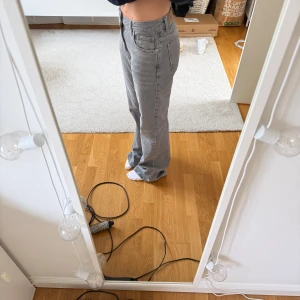 Grå jeans - Så snygga ljusgrå jeans skulle säga att de är mid waist, storlek 40 har vanligtvis 36 så passar bra att ha oversize också om man vill. De är nog bootcut i modellen från början men kan ha en mer lös passform om man vanligtvis har mindre storlek. Väldigt långa!!! Jag är 167, aldrig använda bara tvättade en gång (ingen lapp)