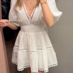 By Malina klänning - Säljer min helt underbara klänning från By Malina. Jag har använt den ganska mycket men skicket är som nytt, den har inga som helst defekter. Så himla fin klänning som passar perfekt till student, skolavslutning eller liknande❤️. Säljer bara för bra pris, men tveka aldrig för att höra av dig ❤️ köpt på NK i våras💫