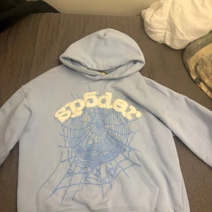 Sp5der Ljusblå Hoodie - Storlek: S Har haft den i 3-4 månader, den är knappt sliten och ser nästan helt perfekt ut som om den ar ny. Startpris: 500kr