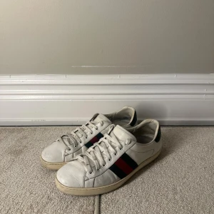 Gucci Ace - Tja! Säljer nu dessa snygga Gucci Ace skorna. Skick:7/10|Storlek:43| Pris:1749kr