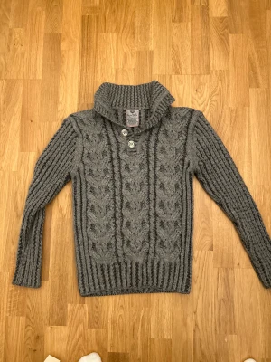 Öguz Örme tröja - Riktigt snygg Öguz Örme tröja som är i top kvalite, ny pris ungefär 2500, vårt pris 599. Storlek L men sitter som M. För mer frågor eller bilder är det bara att höra av sig!