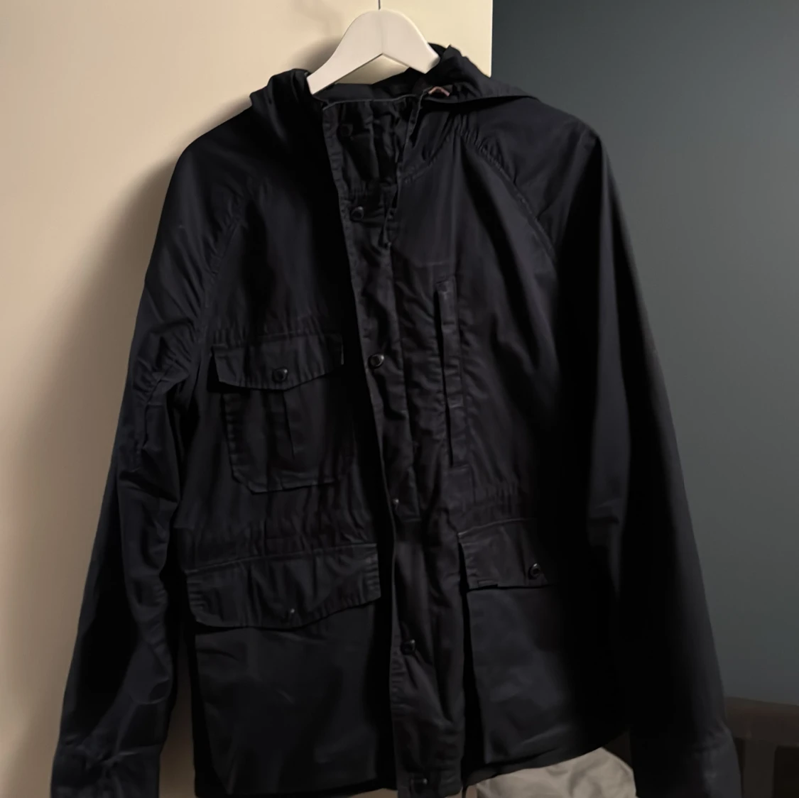 Marinblå vindjacka från Woolrich